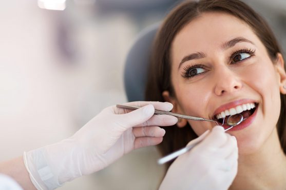 शुरू के 6 महीनों तक हर 4-8 सप्ताह में एक दंत चिकित्सक को अवश्य दिखाते रहें।