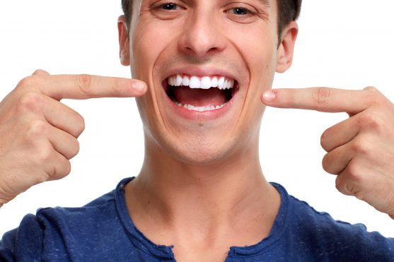 म्यूकोसिटिस आपके मुंह, जीभ और होंठों पर लालिमा, सूजन, लालपन और घावों का कारण बन सकती है।