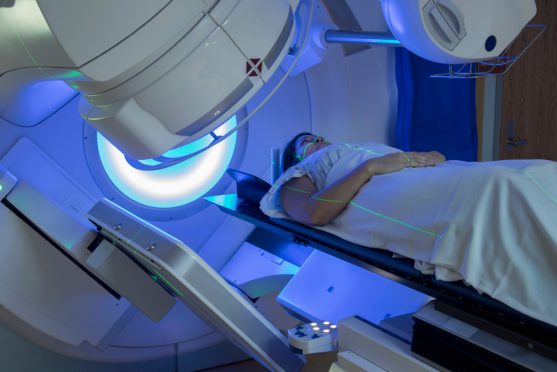 कैंसर कोशिकाओं को नष्ट करने के लिए रेडिएशन थेरेपी की हाई डोज़ का उपयोग किया जाता है।