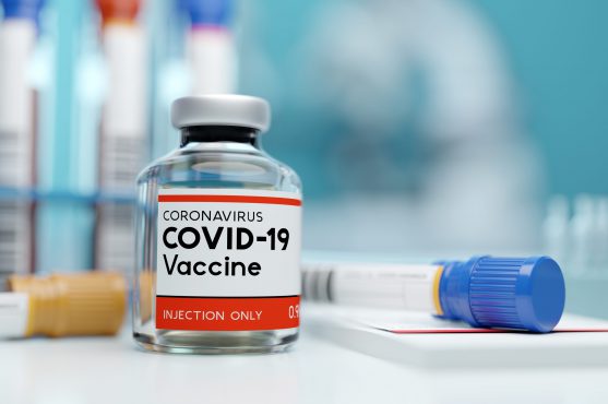 कोरोना वैक्सीन और उनके विकास के बारे में बहुत सारी गलत सूचनाएँ लोगों के बीच फैली हुई हैं।