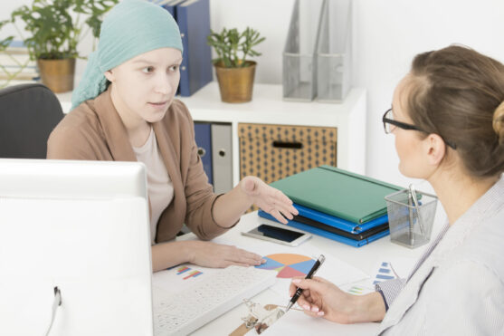 अधिकांश स्तन कैंसर पुनरावृत्ति के बारे में रोगियों को डॉक्टर से फाॅलो अप के दौरान पता चलता है।