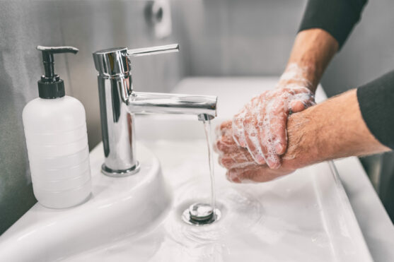 नियमित रूप से हाथ धोएं